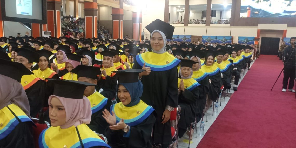 Dari Berjualan Buket Hingga Naik “Kereta Cepat”, Runi Raih Gelar Wisudawan Termuda.